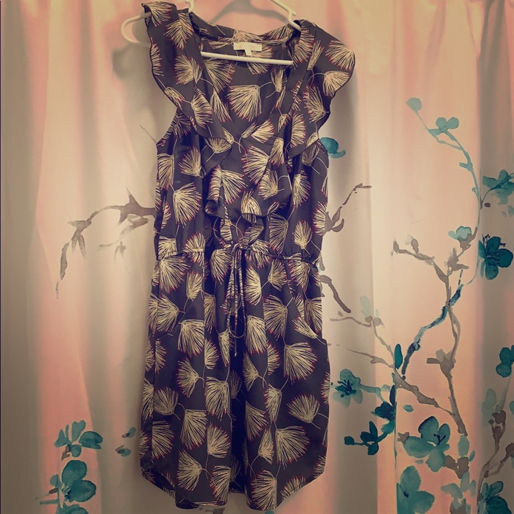 Gorgeous gray floral dress - SUPER flattering! 💕